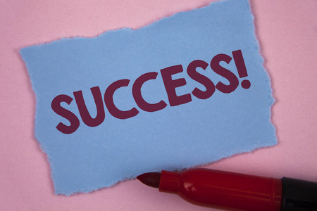 写说明成功的激励呼叫。商业照片展示成就成就的一些目的写在泪蓝色粘纸条上的纯粉红色背景标记