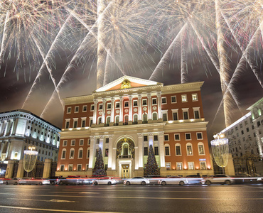 烟花在圣诞节和新年假日照明在莫斯科市中心和政府大厦在贝罗鲁斯卡亚街道在晚上, 俄国
