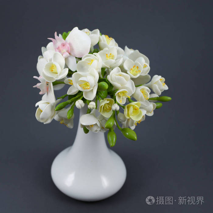 灰色背景白色花瓶中的高分子粘土花花束照片 正版商用图片0g7r4o 摄图新视界 灰色背景白色花瓶中的高分子粘土花花束照片 正版商用图片0g7r4o 摄图新视界