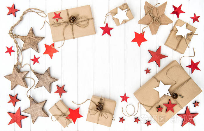 与红色星星平躺的圣诞装饰礼物包装纸
