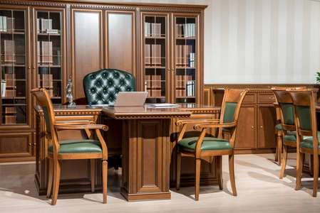 经典设计中的木桌椅和笔记本电脑办公室内饰