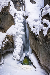 冰雪覆盖的峡谷 Baerenschuetzklamm 冬季冰冻冰瀑