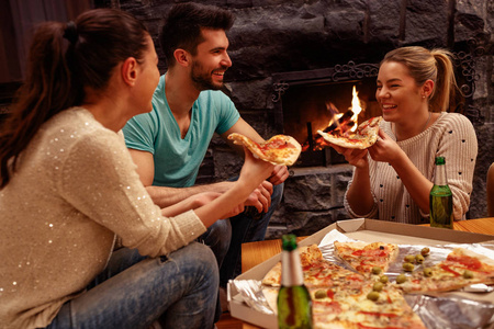 朋友们一起在家玩, 吃披萨