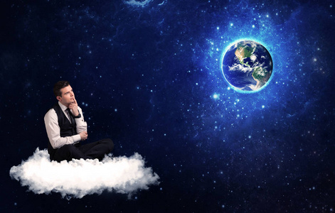 坐在云看着地球上的男人