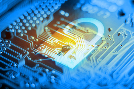 电子板上的发光锁图标与微芯片.信息安全技术的概念照片