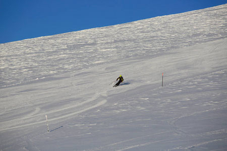 在高山滑雪的滑雪者