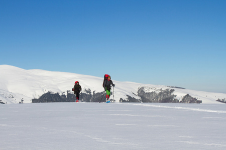 冬天在山里徒步旅行