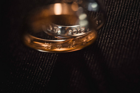 婚礼订婚戒指新娘与新郎同有金色的花纹