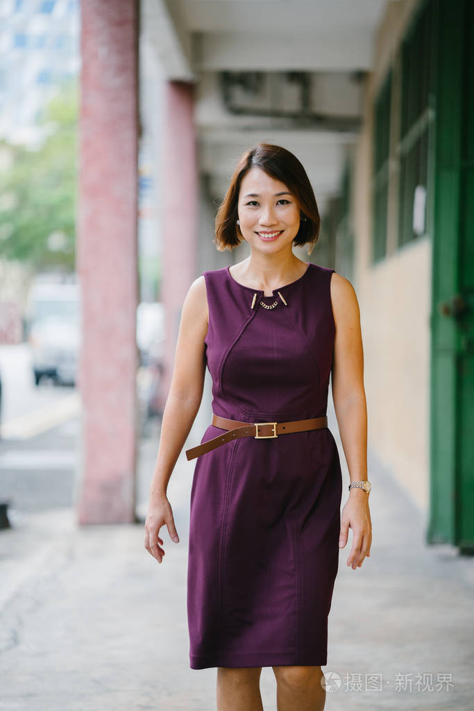 一个中年和迷人的中国亚裔妇女的肖像.她在聪明的休闲照片-正版商用图