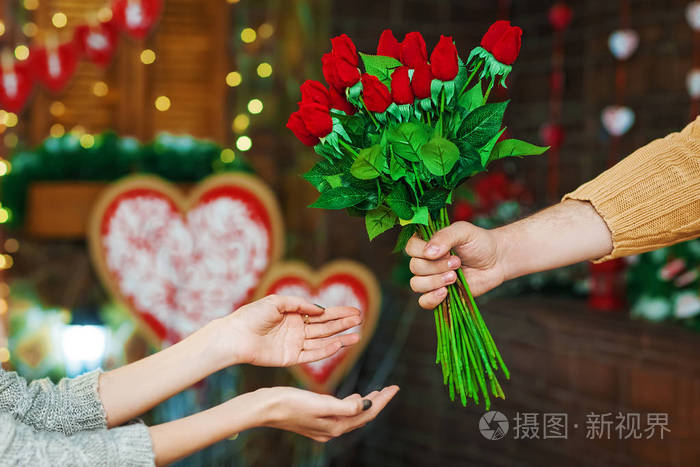 在情人节的家伙女孩献花