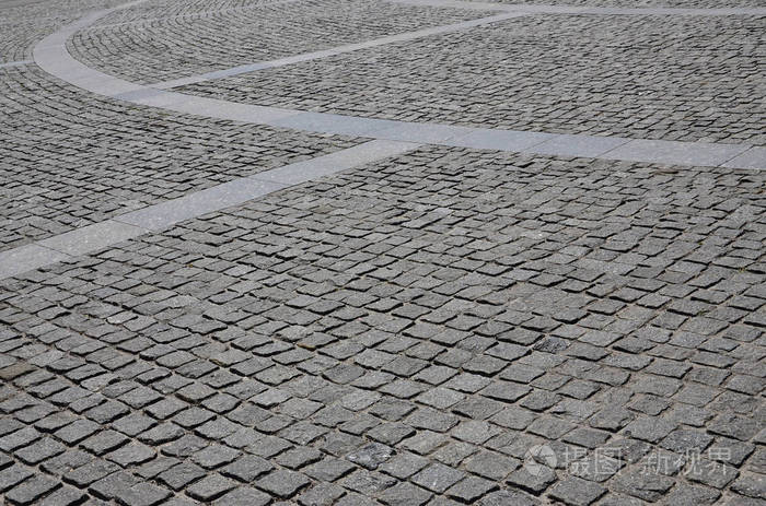 在明亮的阳光下, 正方形形状的许多小石块的铺路板 (铺路石) 的质地