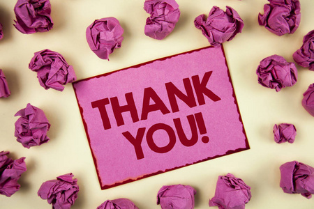 商务照片展示欣赏问候感谢写在纸上的纸球粘稠的纸条上照片