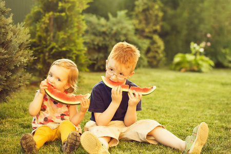 孩子们在草地上吃红西瓜