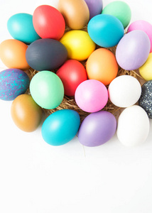 多色复活节彩蛋在巢木背景下, 选择性聚焦图像。快乐复活节贺卡
