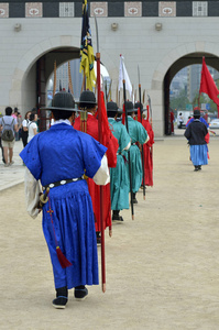 行的武装警卫在古代传统士兵穿校服的旧王宫，首尔，韩国