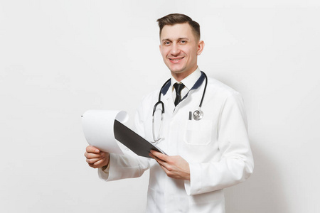微笑经验丰富的年轻医生男子孤立的白色背景。男性医生在医疗制服, 听诊器健康卡上的记事本文件夹。医护人员, 健康, 医学概念