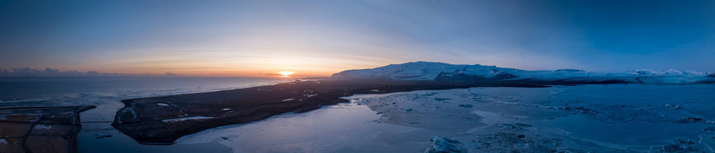 日落空中全景在 Vatnajokull 冰川泻湖