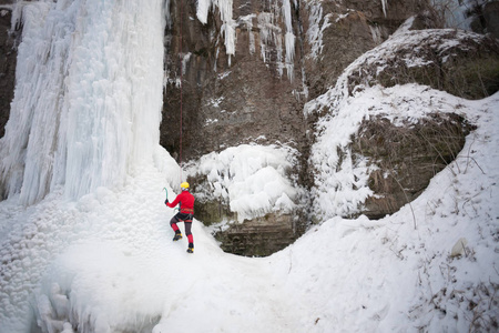 登山者爬上冰图片