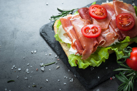 恰巴塔三明治配沙拉叶 jamon serrano 芝士