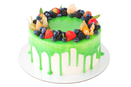 凄凉的生日图片生日蛋糕的绿色釉, 装饰草莓, 蓝莓和黑莓的白色背景.