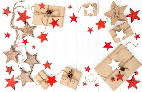 礼物包装纸的红色星星的装饰平躺