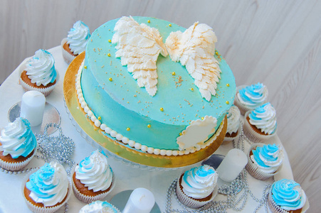 上面有翅膀的蛋糕。生日蛋糕
