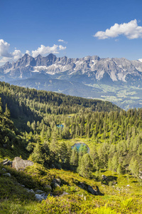 从 Spiegelsee 湖到 Untersee 湖和 Dachstein 山的景色