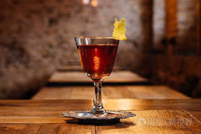 木桌玻璃萨泽拉克鸡尾酒特写图