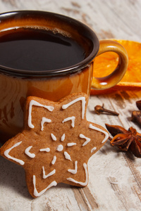 新鲜的姜饼，杯咖啡和香料在老木的背景下，圣诞节的时候