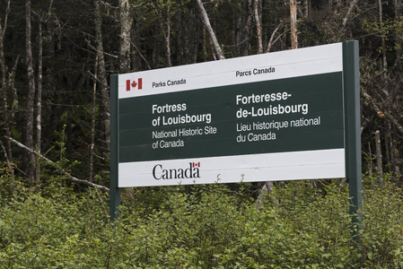 信息标志在森林, 堡垒路易斯堡, 路易斯堡, 布雷顿角岛, 新斯科舍省, 加拿大