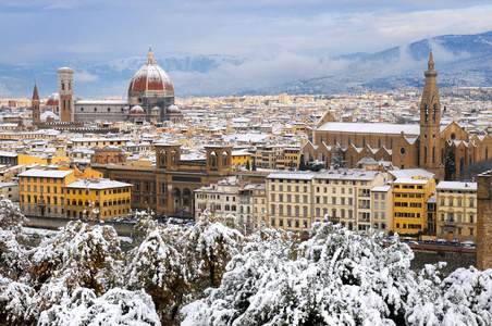 大教堂圣母百花 Duomo 和冬天与雪弗洛伦斯，托斯卡纳，意大利的壁画钟塔 钟楼