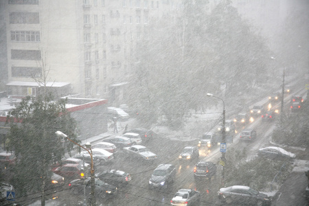 在一场暴风雪期间的市街图片