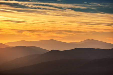 美丽的夕阳在山