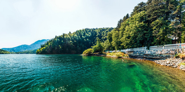 铁路智能运输系统的阿布哈兹湖的全景视图