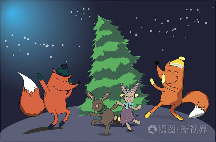 在晚上森林里快乐的跳舞