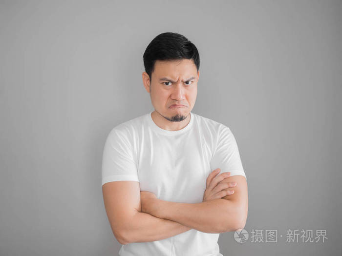 非常愤怒的激进男子肖像在白色 t-shirt