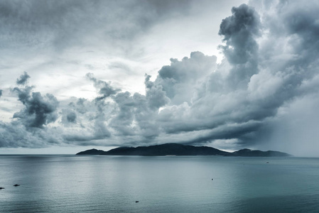 风景秀丽的海景与剧烈的暴风雨天空。越南芽庄湾