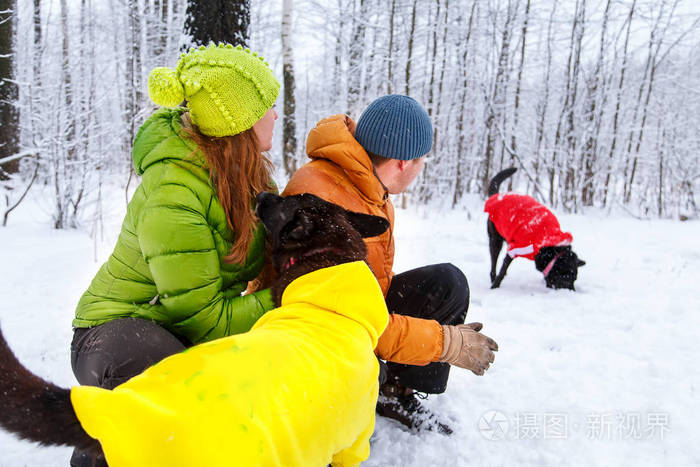 Activefamily 在冬季森林遛狗