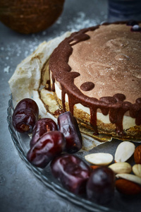 巧克力素食蛋糕, 不同的坚果, 日期和角豆树