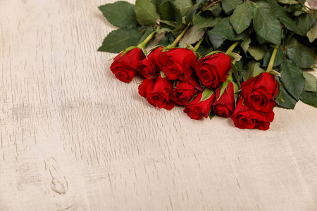 木制的背景上的红玫瑰。爱设计