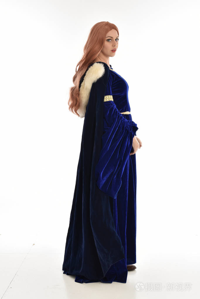 长头发的妇女全长肖像, 身穿蓝色天鹅绒中世纪礼服和毛皮斗篷.
