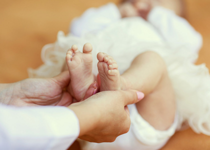 在母亲手中的婴儿脚