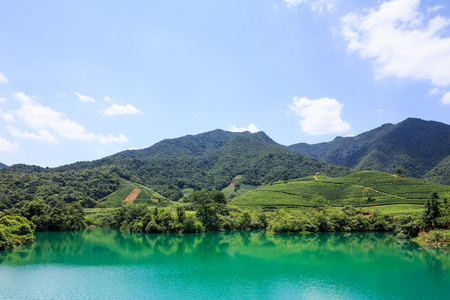 清澈的湖水四面环山