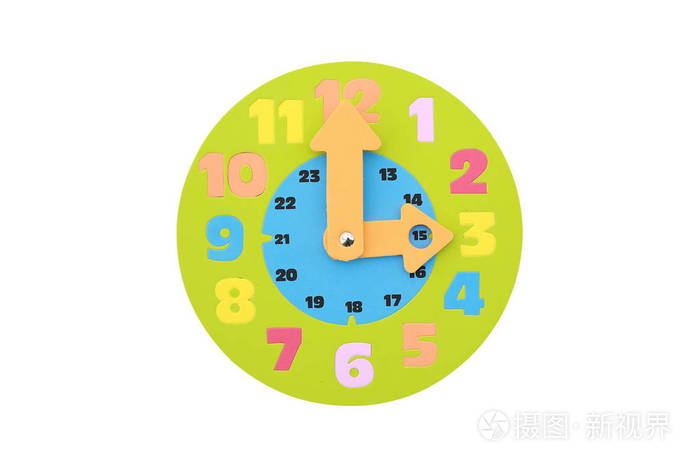 3点圆形玩具时钟隔离在白色背景上