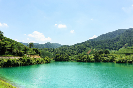 清澈的湖水四面环山