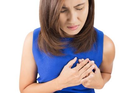 女人抓着她的胸部，急性疼痛可能心脏病发作