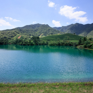 清澈的湖水四面环山图片