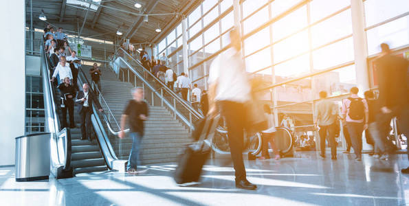 上班人群在大厅里行走的模糊的上班族照片