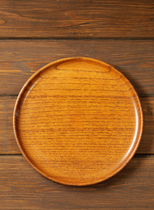 木制的空盘子，棕色木制背景上