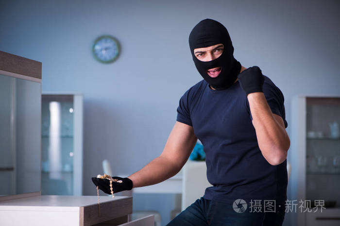 抢劫犯戴头套窃取有价值的东西